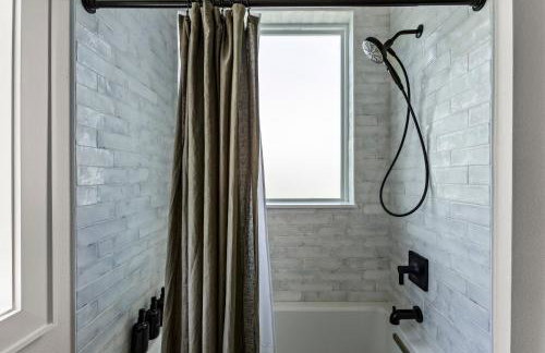 Luxury Beachfront l Private Hot Tub, Pool, & 2 Arcade Games - Foto 49