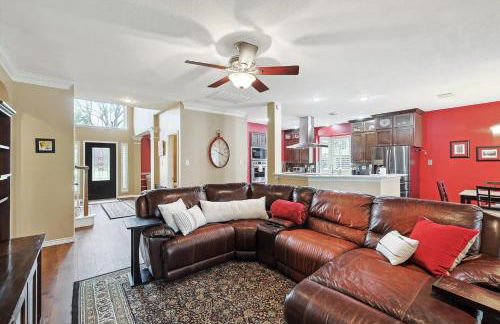 DFW Getaway - 4 Bedrooms Pool Oasis Media Room - Photo 2