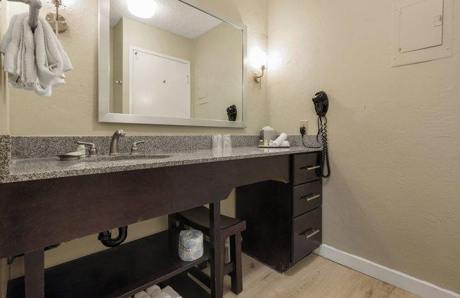 Plantation Hale Suites - Photo 7