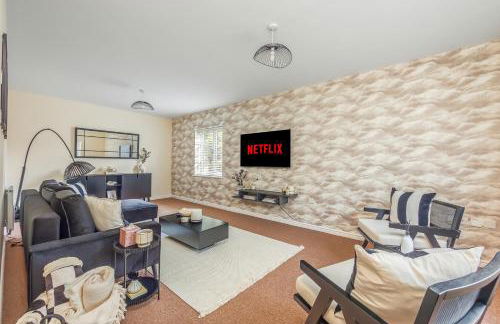 Beautiful Detached House with Driveway Parking, Study Room, Spacious Garden, Smart TVs and Fast Wifi by Yoko Property - Photo 16