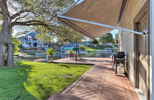 Waterfront Syracuse Home Deck, Fire Pit and Kayaks - Foto 2