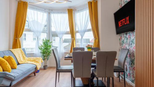 Stylish 3 Bedroom Sea View Apartment -Free Parking- Sleeps 9 - Foto 2