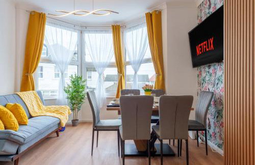 Stylish 3 Bedroom Sea View Apartment -Free Parking- Sleeps 9 - Photo 2