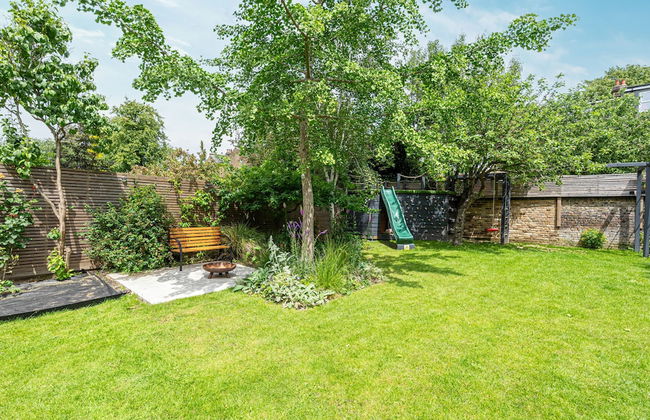 Chic and Colourful Family Home by Underthedoormat - Foto 58