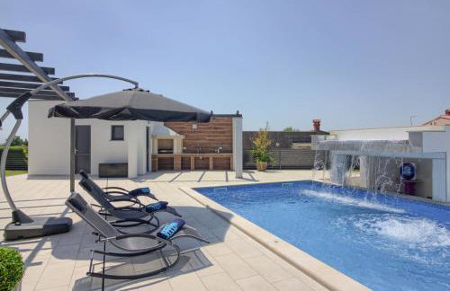 Luxury Villa with extra heated pool with hydromassage, biliard near town center and beach by WiiBuk - Foto 59