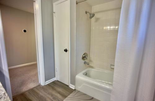 Luxury 4BR Getaway with Heated Pool & Cozy Vibes! - Foto 33