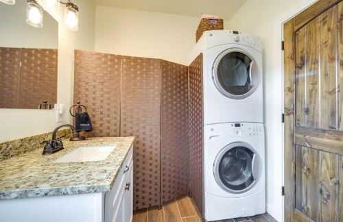 Center Point Countryside Cottage with Deck, Grill! - Photo 14