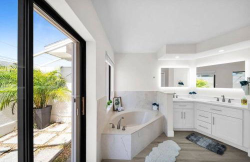 Relax & Play! 3BR Pool Home in Cape Coral - Pet-Friendly with Game Room - Foto 13