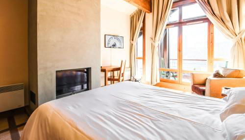 Exceptional 3 bed Penthouse with fireplace and stunning views - Photo 4