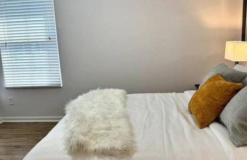 Bright Spacious Renovated Home Master on Main - Foto 30