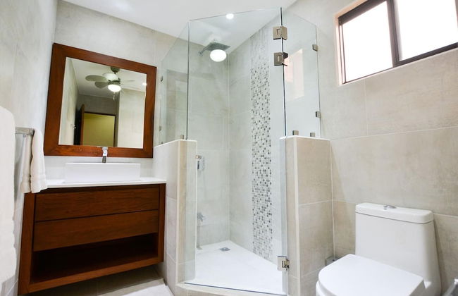 Elegant 3BR Beachfront Condo with Spacious Interior, Ocean-View Terrace & Direct Access to Playa Flamingo - Photo 21