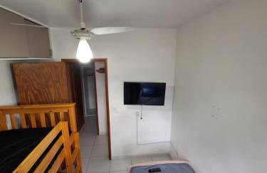 APTO PERTINHO DA PRAIA Internet 500mb e 3 Tvs 2 Quartos TV a cabo Estacionamento Tudo Perto - Foto 70