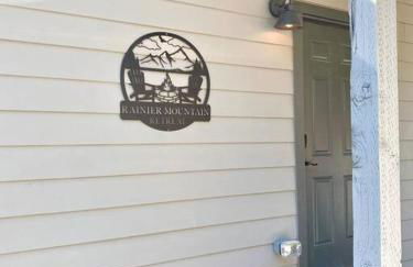 NEW Modern Cabin! 5mi to Mt Rainier National Park! Hot Tub & Wifi - Foto 20