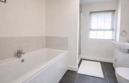 Spacious 4 Bedroom House in Milton Keynes for Families, Groups and Contractors - Foto 10