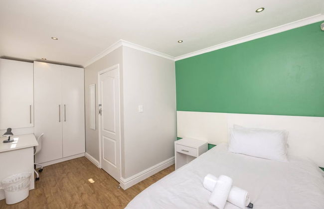 Contemporary 4 Bedroom Home - Photo 7