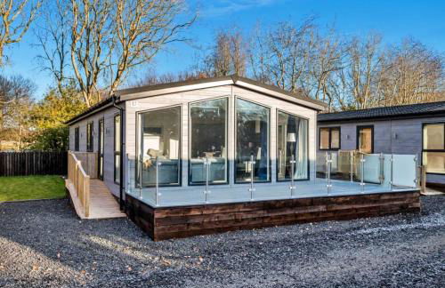 Finest Retreats - Silverwood Deluxe Chalet - Photo 1