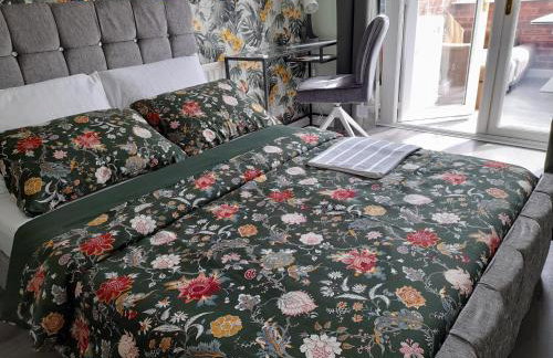 Cosy and Private with 55"TV and Dedicated Toilet Shower Space - Foto 23