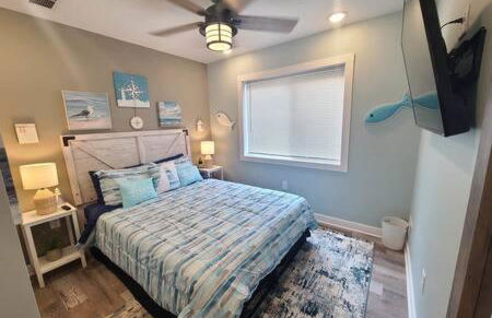 Stunning Lake Home w arcade and huge deck - Foto 36