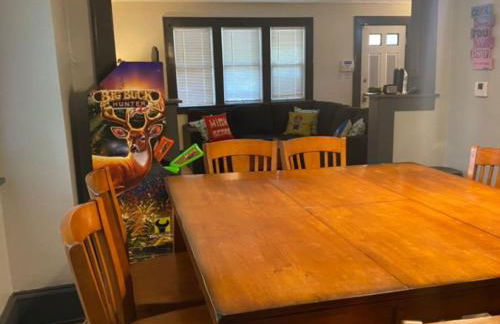 House with 11 Beds Sleeps 14 with Off Street Parking - Foto 1