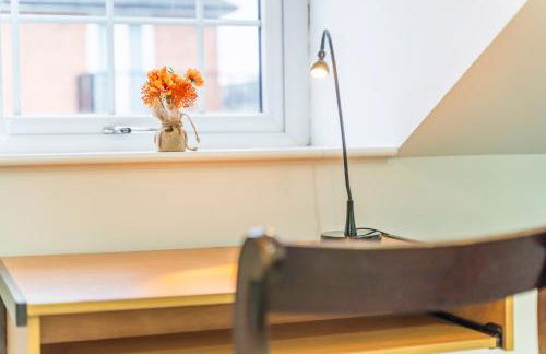 Exquisite 2-Bedroom Penthouse-Sleeps 7-Free Parking with Workspace & High-Speed WiFi - Foto 13