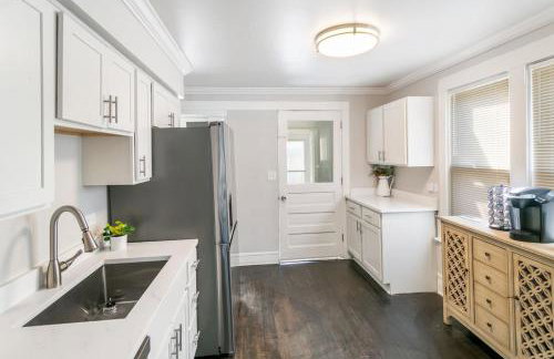 Spacious Home in DT Libertyville Near Naval Base - Foto 8