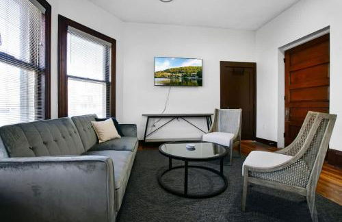 Victorian Cozy Retreat Steps to Cleveland Clinic - Foto 1