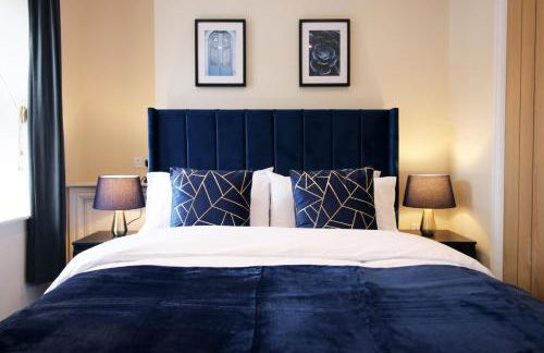 LUXURY 4 Bedroom 4 Ensuite Home in Penarth (Pool Table Games Room & BBQ Garden) with Sea Views - Photo 66