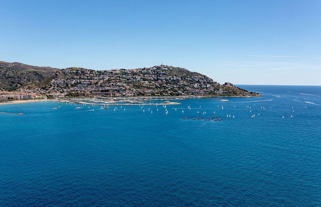 Apartment in Roses Near Sandy Beach - Photo 37