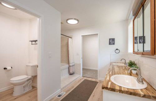 Updated Large River Front Home with Hot Tub - Foto 26