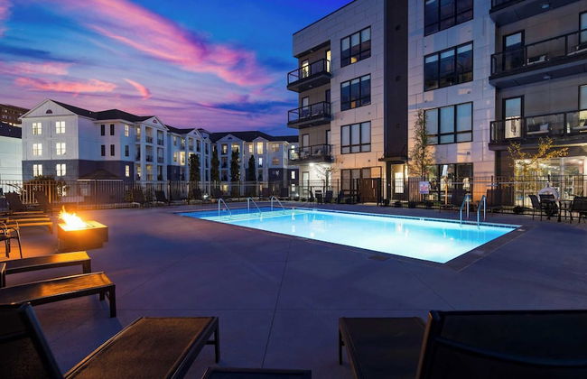 Prime Walkable Midtown Location, Pool, Gym Outlaw's Den by Avantstay - Foto 31