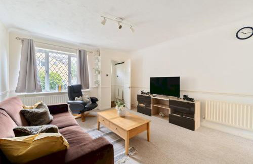Experience Surrey 2Bed Home in Walton with Parking - Pass the Keys - Foto 2