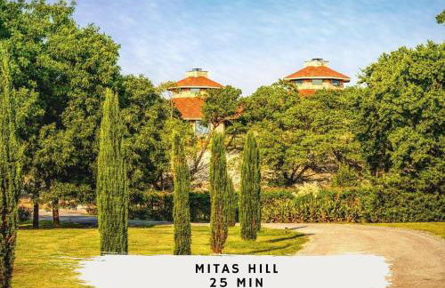 Tranquil Lakeside Escape 2 Bedrooms Patio Views - Photo 37