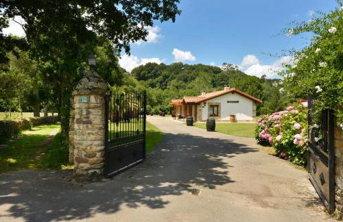 Piscina climatizada y cubierta 365 dias en Casa Rural con Encanto El Puentuco una de las casas mas valoradas de Cantabria - Foto 56