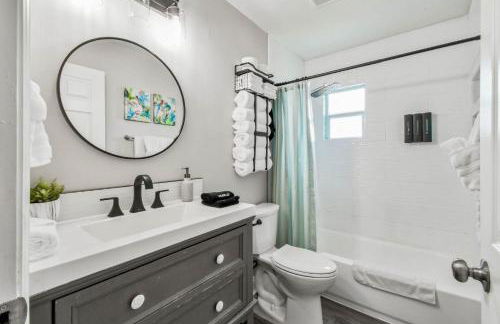 Heart of S Tampa- Hot Tub, Private Backyard, Fire Pit, Grill, 5 min to Beach - Foto 17