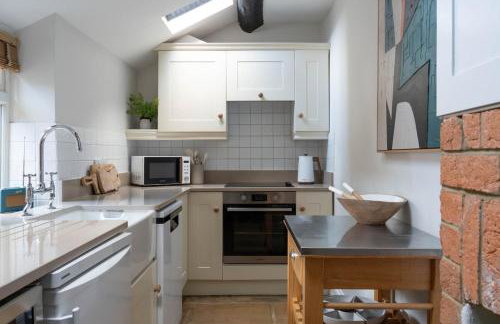 Charlotte's Cottage, a Charming Cotswolds Getaway - Photo 49