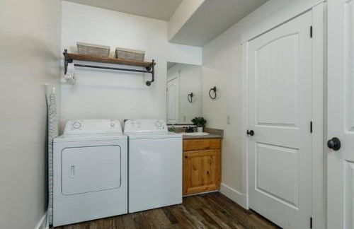 The Moccasin Lodge with Hot Tub and Fire Pit Escape - Foto 14