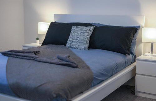 Spacious 4 Bedroom House with Parking - Foto 55