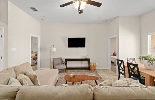 Near Texas A&M, Spacious Living Room, 4 Queen Beds - Foto 14