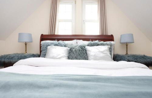 JOIVY Greenknowes Estate with Hot Tub and Bar - Farmhouse and Lodge - Photo 4