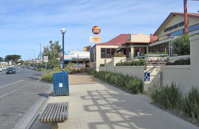 Hampton on Apollo - Ocean Mountain View Creekside Retreat Pet Friendly Free EV Charger Fireplace Wood Supplied During Winter - Photo 35