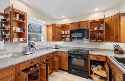 High-End Finger Lakes Escape - Expansive Game Room, Cozy Firepit, & Scenic Views - Foto 10