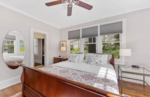 Luxurious Myers Park Living with Screened Porch - Foto 12