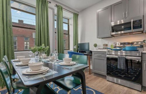 Apt+ 2 Queens+Bunkbed+Free Parking 55"TV - Photo 35