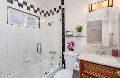 Central LA Bliss: 5 BR Home, BBQ, Perfect Location - Foto 8