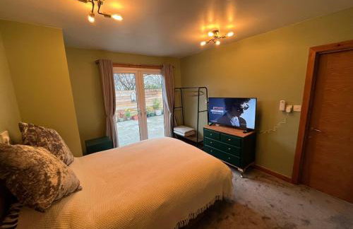 Private, Modern and Detached Garden Apartment - Photo 30