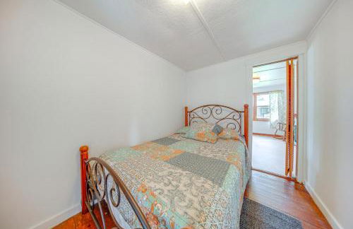 Steps to Lake and Public Boat Ramp Edinboro Cottage - Foto 14