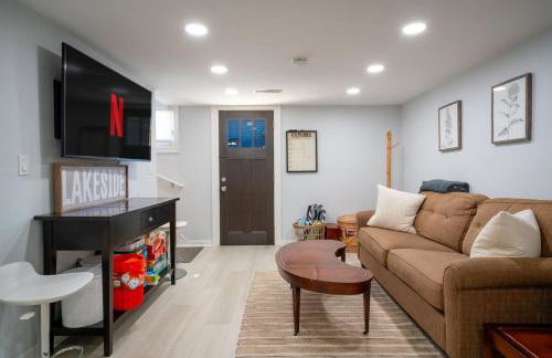 3Bed 2Bath Luxury Lake House on Myers Bay Private Pier Beach Firepit and Deck - Foto 50