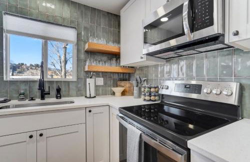 Secluded Westside Cottage - King Bed, Hot Tub, Views, Near Parks and Trails! - Foto 17