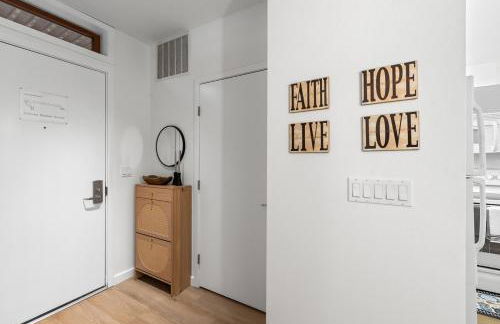 Lakeside luxury with hot tub and pool - Foto 10