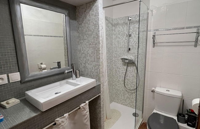 Apartment With sea View and Pool - Photo 16